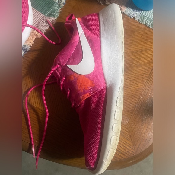 Pink Nikes - Picture 13 of 16